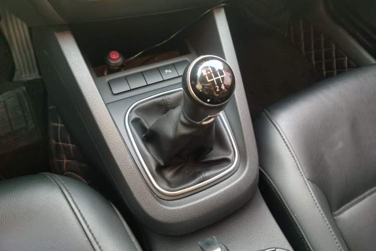 Used Volkswagen Sagitar 2014 Revised Version 1.4TSI Manual Luxury Edition Gear Lever