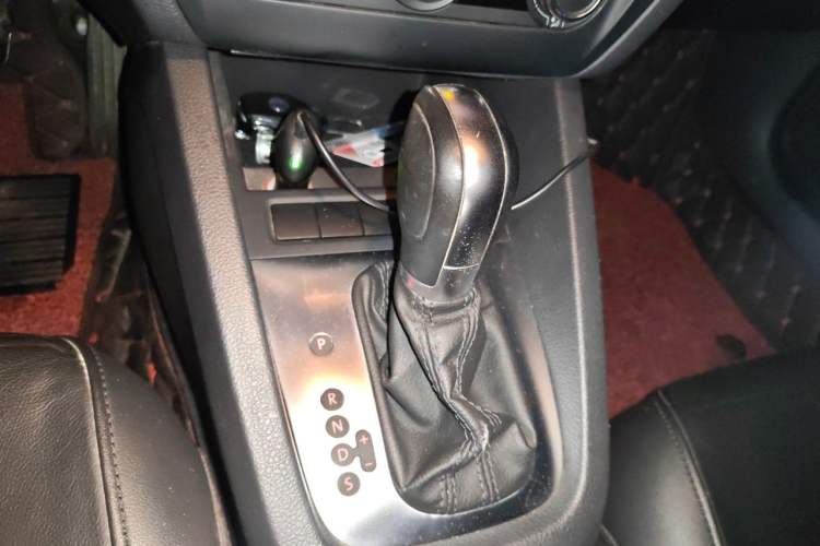 Used Volkswagen Sagitar 2014 Revised Version 1.6L Automatic Comfort Edition Gear Lever