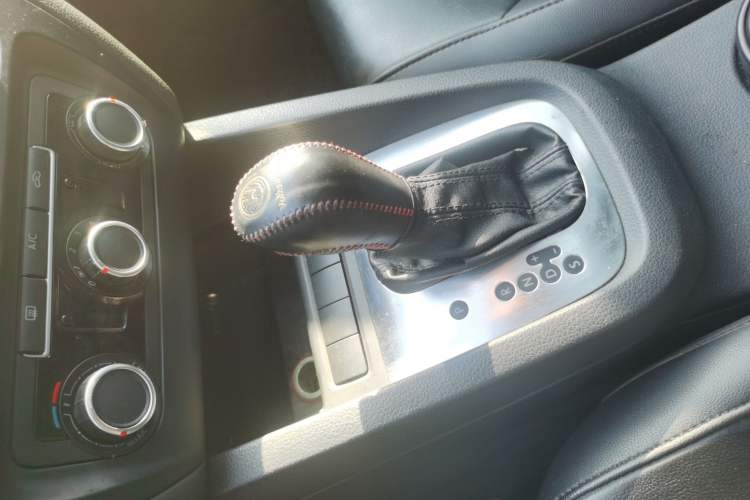 Used Volkswagen Sagitar 2014 Revised Version 1.6L Automatic Comfort Edition Gear Lever