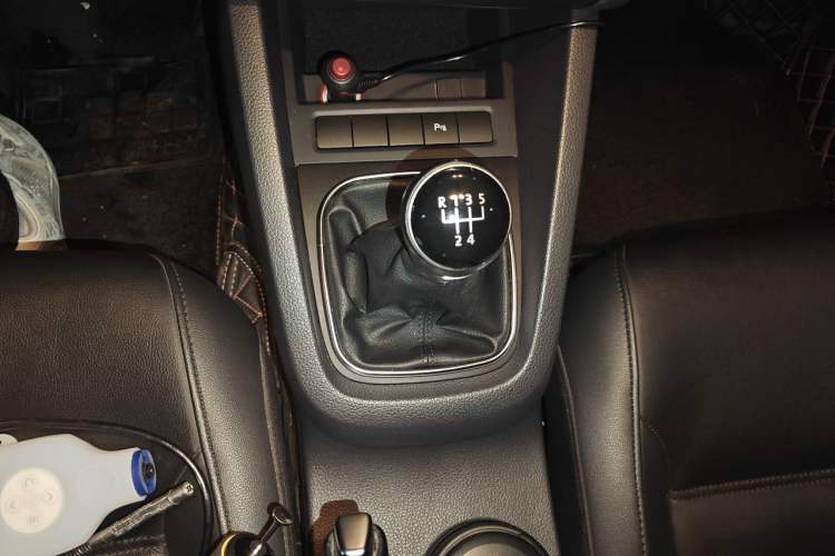 Used Volkswagen Sagitar 2014 Revised Version 1.4TSI Manual Luxury Edition Gear Lever
