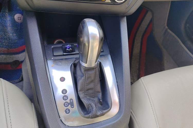 Used Volkswagen Sagitar 2014 1.4TSI Automatic Luxury Model Gear Lever