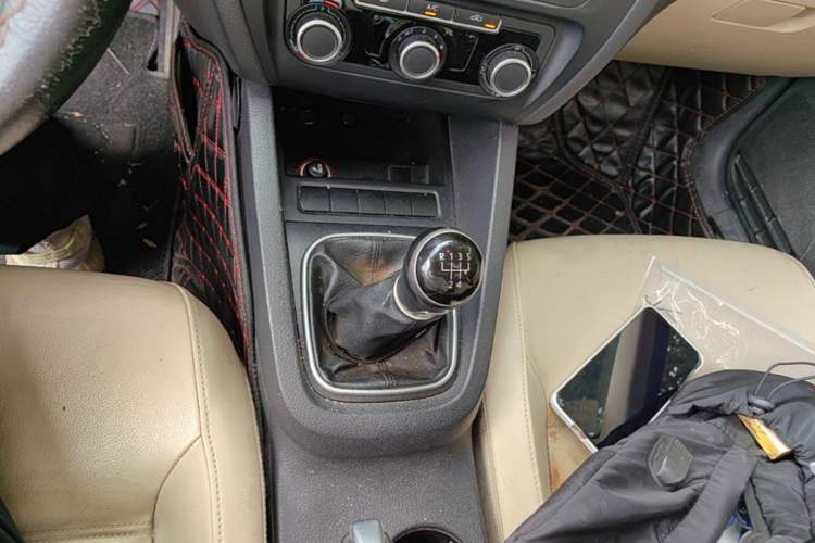 Used Volkswagen Sagitar 2014 1.6L Manual Comfort Model Gear Lever