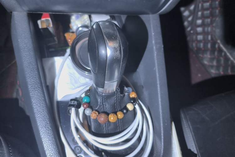 Used Volkswagen Sagitar 2014 Revised Version 1.6L Automatic Comfort Edition Gear Lever