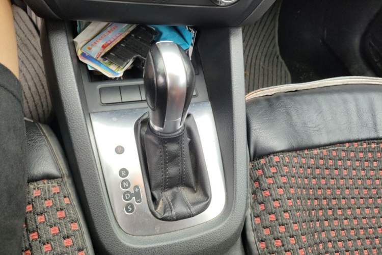 Used Volkswagen Sagitar 2014 1.6L Automatic Comfort Model Gear Lever