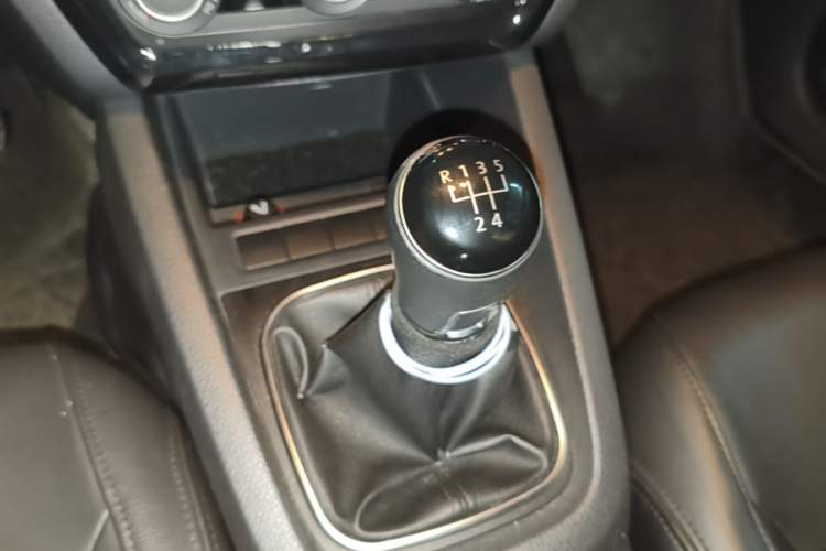 Used Volkswagen Sagitar 2014 Revised Version 1.6L Manual Comfort Edition Gear Lever