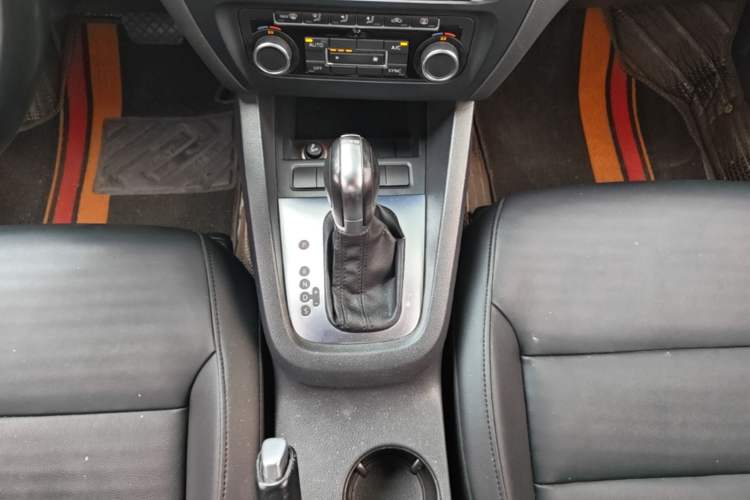 Used Volkswagen Sagitar 2014 Revised Version 1.4TSI Automatic Luxury Edition Gear Lever