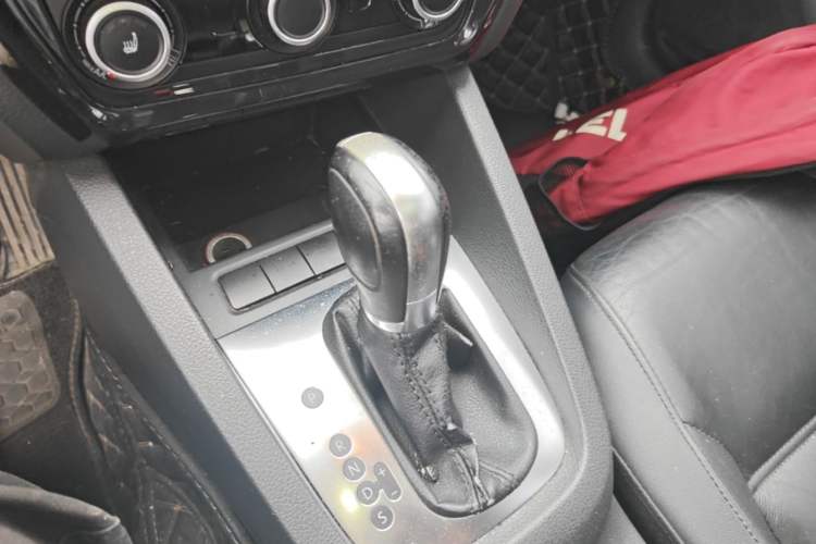 Used Volkswagen Sagitar 2014 Revised Version 1.6L Automatic Comfort Edition Gear Lever