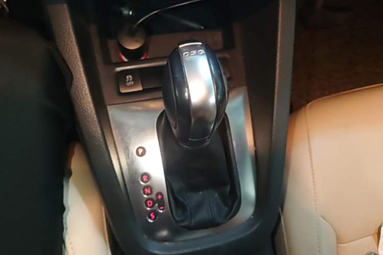 Used Volkswagen Sagitar 2014 Revised Version 1.4TSI Automatic Luxury Edition Gear Lever
