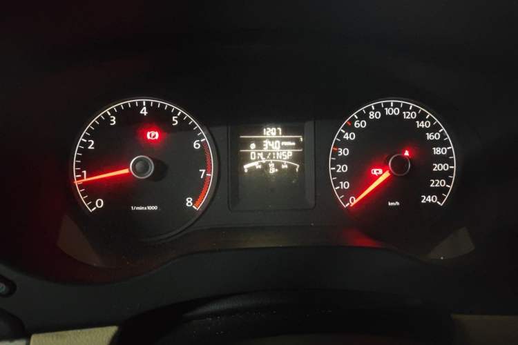 Used Volkswagen Sagitar 2014 1.6L Manual Comfort Model Instrument Cluster