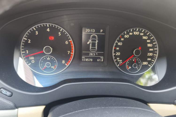 Used Volkswagen Sagitar 2014 1.4TSI Automatic Luxury Model Instrument Cluster