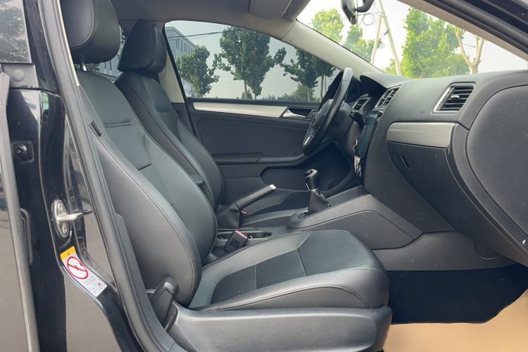 Used Volkswagen Sagitar 2014 1.6L Manual Comfort Model Interior 1
