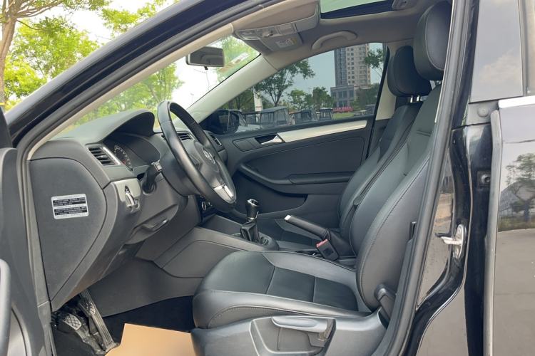 Used Volkswagen Sagitar 2014 1.6L Manual Comfort Model Interior 2