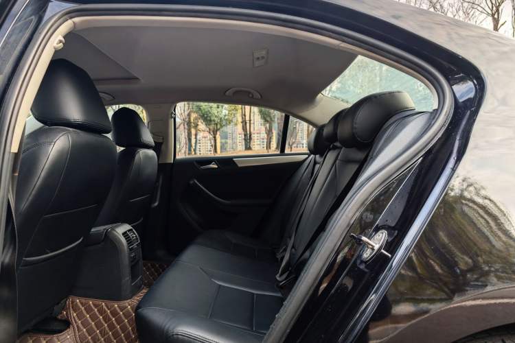 Used Volkswagen Sagitar 2014 Revised Version 1.6L Automatic Comfort Edition Interior 4