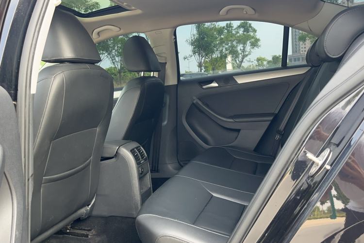 Used Volkswagen Sagitar 2014 1.6L Manual Comfort Model Interior 4