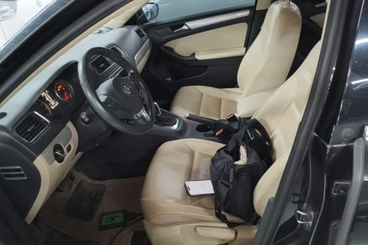 Used Volkswagen Sagitar 2014 1.4TSI Automatic Luxury Model Left Front Seat