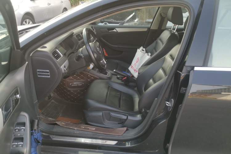 Used Volkswagen Sagitar 2014 1.6L Manual Comfort Model Left Front Seat