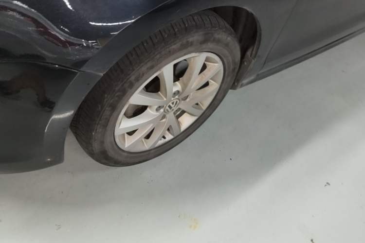 Used Volkswagen Sagitar 2014 1.4TSI Automatic Luxury Model Left Front Wheel Hub