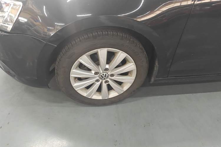 Used Volkswagen Sagitar 2014 1.6L Manual Comfort Model Left Front Wheel Hub