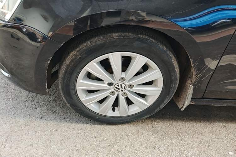 Used Volkswagen Sagitar 2014 Revised Version 1.6L Manual Comfort Edition Left Front Wheel Hub