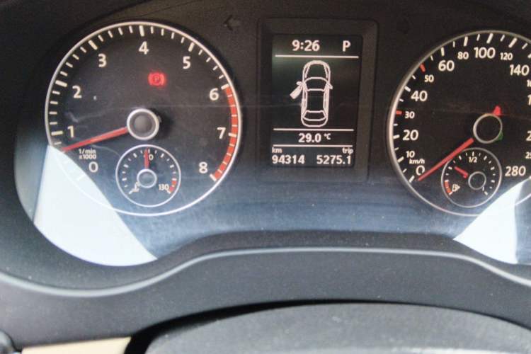 Used Volkswagen Sagitar 2014 1.4TSI Automatic Luxury Model Odometer Close Up