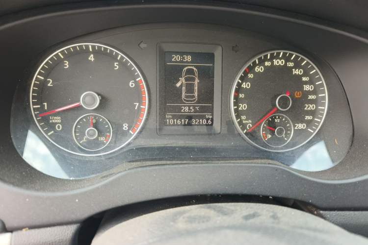 Used Volkswagen Sagitar 2014 1.4TSI Manual Luxury Model Odometer Close Up