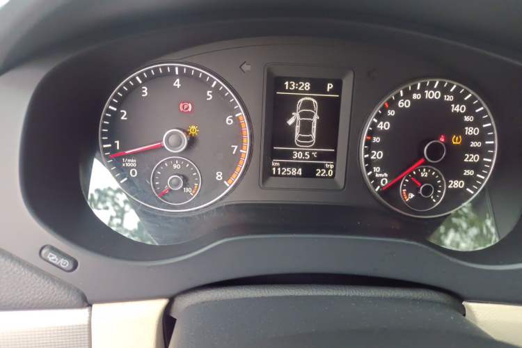 Used Volkswagen Sagitar 2014 1.4TSI Automatic Luxury Model Odometer Close Up