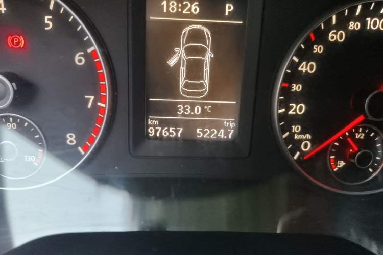Used Volkswagen Sagitar 2014 1.4TSI Automatic Luxury Model Odometer Close Up
