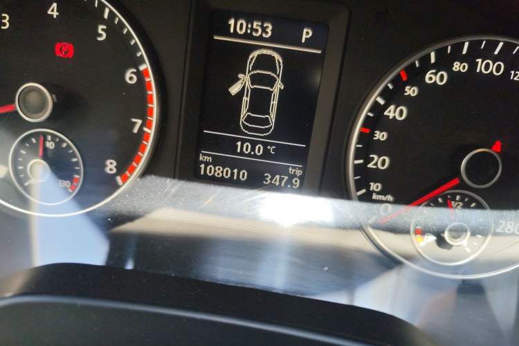 Used Volkswagen Sagitar 2014 1.4TSI Automatic Luxury Model Odometer Close Up