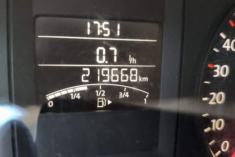 Used Volkswagen Sagitar 2014 Revised Version 1.6L Manual Comfort Edition Odometer Close Up