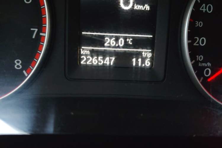 Used Volkswagen Sagitar 2014 Revised Version 1.4TSI Manual Luxury Edition Odometer Close Up