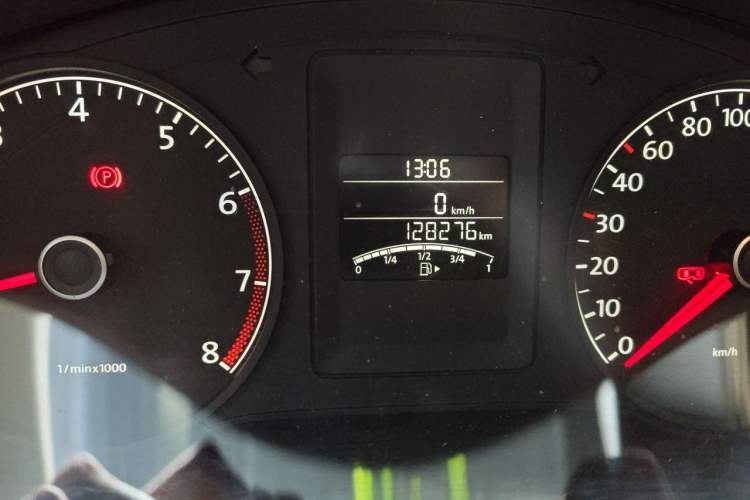 Used Volkswagen Sagitar 2014 Revised Version 1.6L Manual Comfort Edition Odometer Close Up