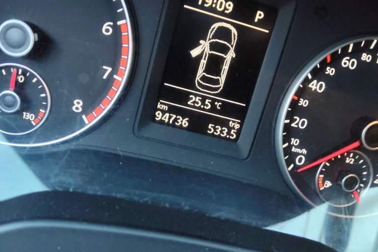 Used Volkswagen Sagitar 2014 1.4TSI Automatic Luxury Model Odometer Close Up