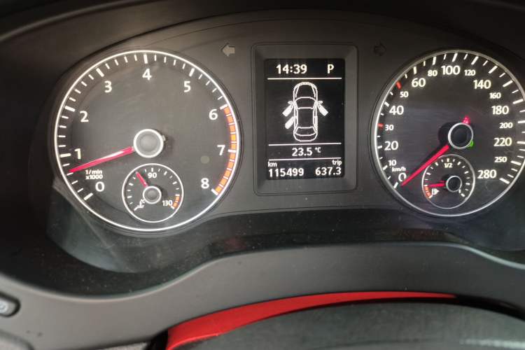 Used Volkswagen Sagitar 2014 1.4TSI Automatic Luxury Model Odometer Close Up