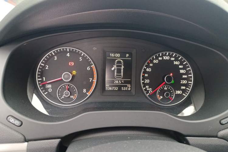 Used Volkswagen Sagitar 2014 1.4TSI Automatic Luxury Model Odometer Close Up