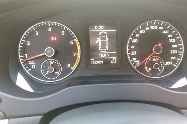 Used Volkswagen Sagitar 2014 Revised Version 1.4TSI Manual Luxury Edition Odometer Close Up