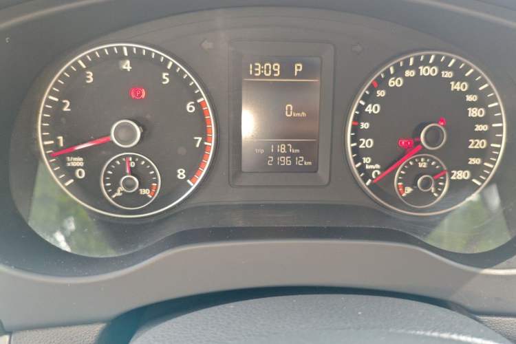 Used Volkswagen Sagitar 2014 1.4TSI Automatic Fashion Edition Odometer Close Up