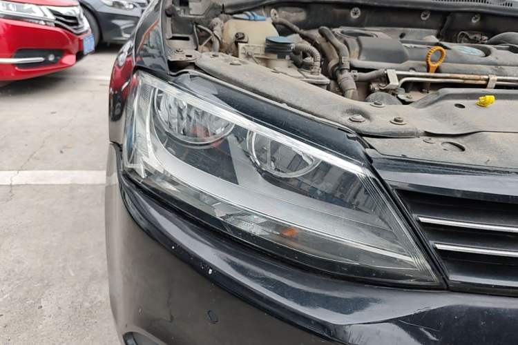 Used Volkswagen Sagitar 2014 1.4TSI Automatic Luxury Model Right Front Headlight