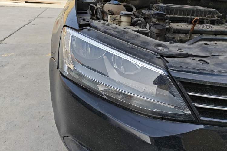 Used Volkswagen Sagitar 2014 1.6L Automatic Comfort Model Right Front Headlight