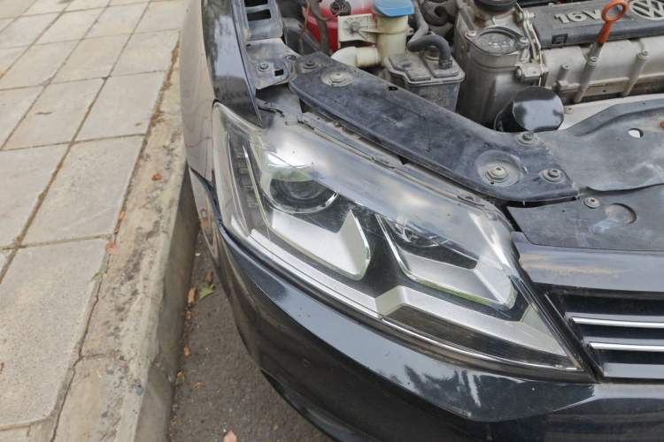 Used Volkswagen Sagitar 2014 1.6L Automatic Comfort Model Right Front Headlight