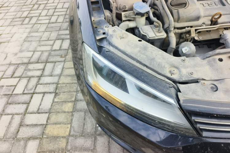 Used Volkswagen Sagitar 2014 1.4TSI Manual Luxury Model Right Front Headlight