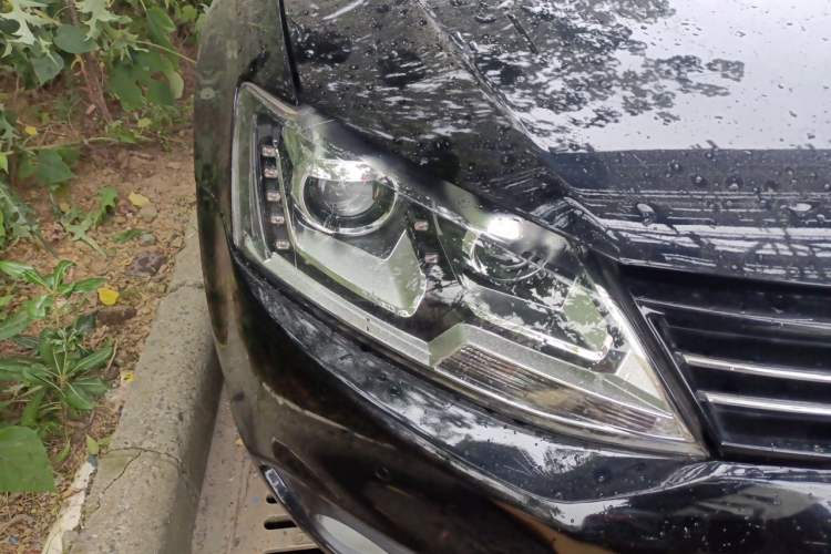 Used Volkswagen Sagitar 2014 1.4TSI Automatic Luxury Model Right Front Headlight