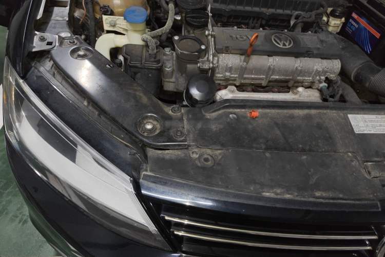 Used Volkswagen Sagitar 2014 1.6L Manual Comfort Model Right Front Headlight