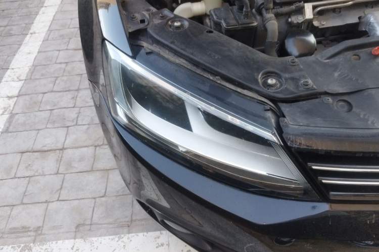 Used Volkswagen Sagitar 2014 Revised Version 1.4TSI Automatic Luxury Edition Right Front Headlight
