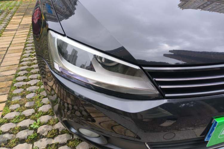 Used Volkswagen Sagitar 2014 1.6L Automatic Comfort Model Right Front Headlight
