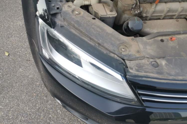 Used Volkswagen Sagitar 2014 1.6L Manual Comfort Model Right Front Headlight