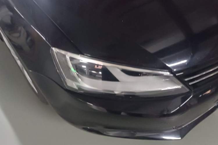 Used Volkswagen Sagitar 2014 1.4TSI Automatic Luxury Model Right Front Headlight