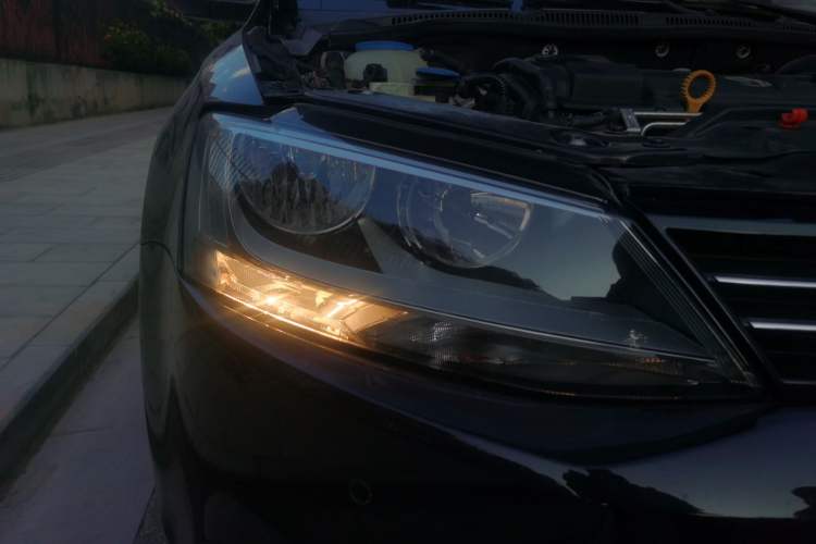 Used Volkswagen Sagitar 2014 Revised Version 1.4TSI Manual Luxury Edition Right Front Headlight