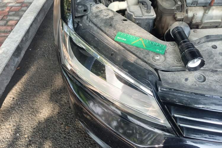 Used Volkswagen Sagitar 2014 1.6L Manual Comfort Model Right Front Headlight