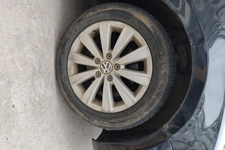 Used Volkswagen Sagitar 2014 1.4TSI Automatic Luxury Model Right Front Wheel Hub