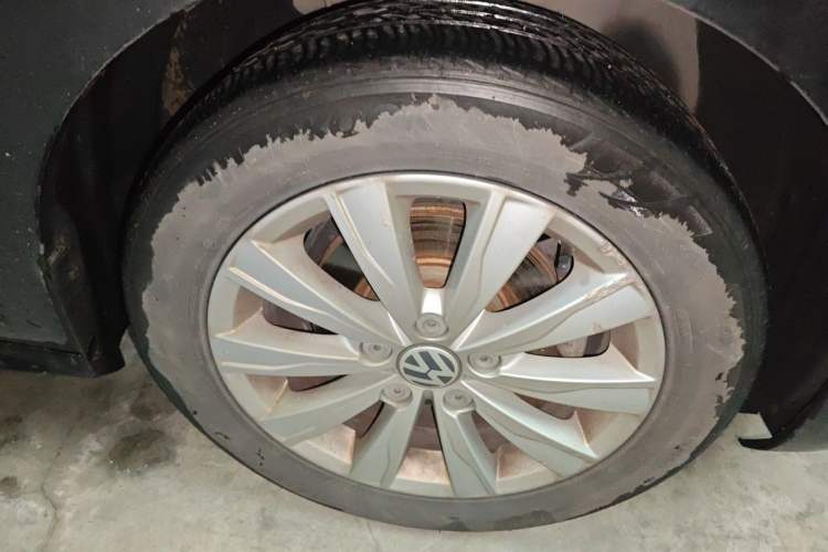 Used Volkswagen Sagitar 2014 1.6L Manual Comfort Model Right Front Wheel Hub
